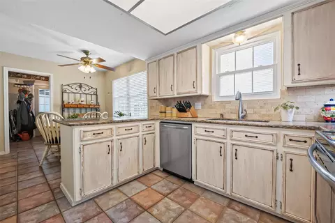 Kitchen - 558 Landfall Ln, Conroe, TX 77302 photo 1 of 6