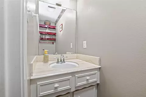 Bath - 558 Landfall Ln, Conroe, TX 77302 photo 1 of 5