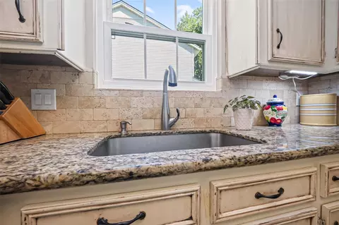 Kitchen - 558 Landfall Ln, Conroe, TX 77302 photo 6 of 6