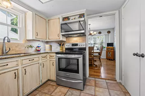 Kitchen - 558 Landfall Ln, Conroe, TX 77302 photo 5 of 6