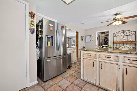 Kitchen - 558 Landfall Ln, Conroe, TX 77302 photo 3 of 6