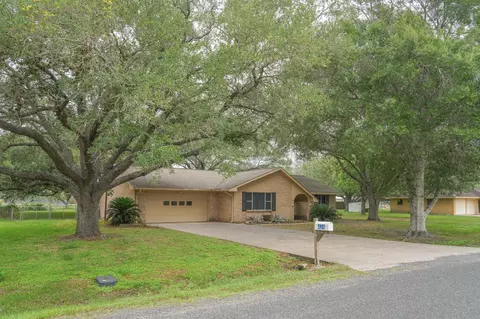 424 Candy St, El Campo, TX 77437