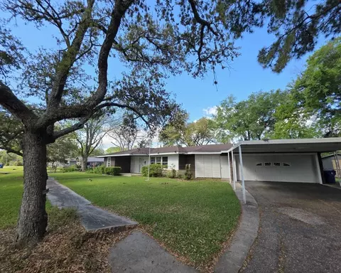 813 N Morgan St, Angleton, TX 77515