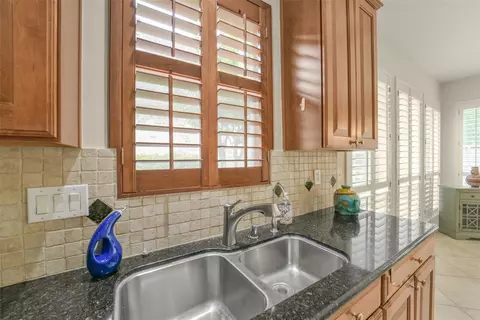Kitchen - 25507 Long Iron Ct, Spring, TX 77389 photo 4 of 6