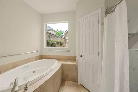 Bath - 25507 Long Iron Ct, Spring, TX 77389 photo 3 of 6
