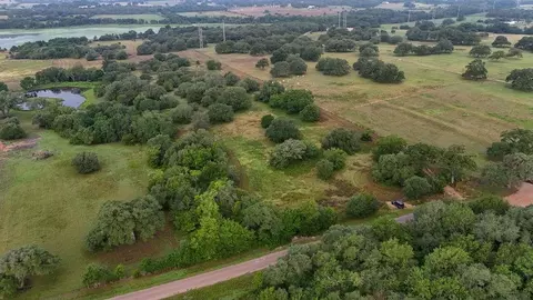 9365 Bauer Rd, Fayetteville, TX 78940