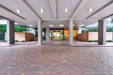 15 Greenway Plz #2A, Houston, TX 77046