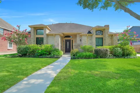 910 Millpond Dr, Sugar Land, TX 77498