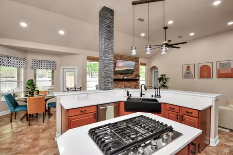 Kitchen - 7 New Dawn Pl, Conroe, TX 77385 photo 4 of 8