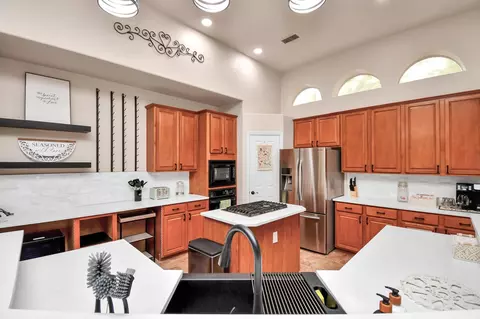 Kitchen - 7 New Dawn Pl, Conroe, TX 77385 photo 7 of 8