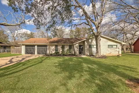 416 Southern Oaks Dr, Lake Jackson, TX 77566