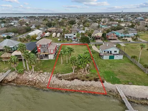 1035 6th St, San Leon, TX 77539