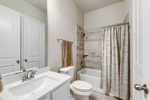 Bath - 17071 Easter Lily Dr, Conroe, TX 77385 photo 3 of 4