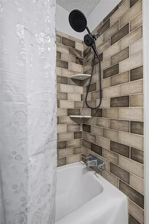 Bath - 149 E Austin Ave, Onalaska, TX 77360 photo 4 of 5