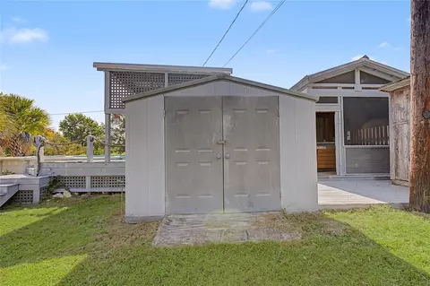 Exterior - 149 E Austin Ave, Onalaska, TX 77360 photo 5 of 12