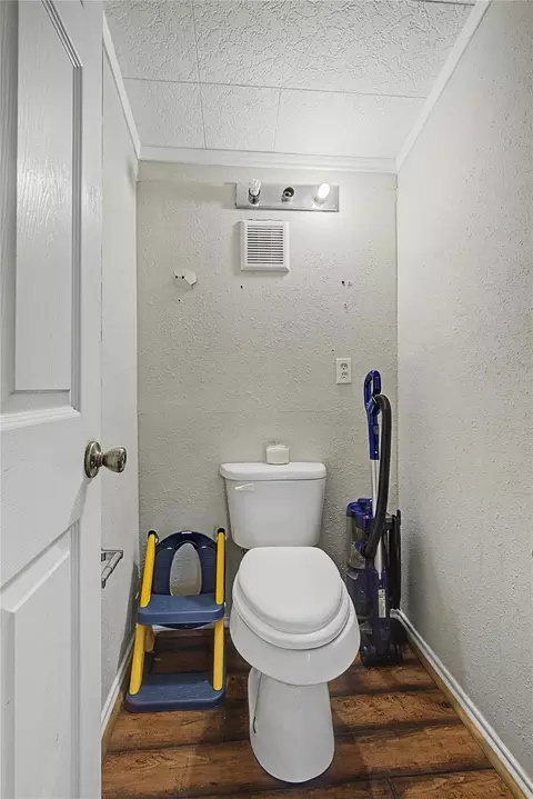 Bath - 149 E Austin Ave, Onalaska, TX 77360 photo 2 of 5