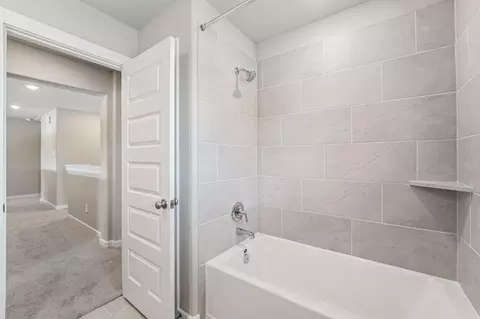 Bath - 2803 Clapbread Ln, Rosenberg, TX 77471 photo 4 of 5