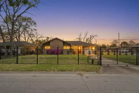 10229 Royal Oaks Dr, Houston, TX 77016