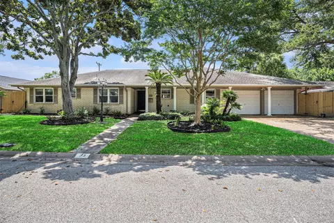 33 Maple Ln, Galveston, TX 77551