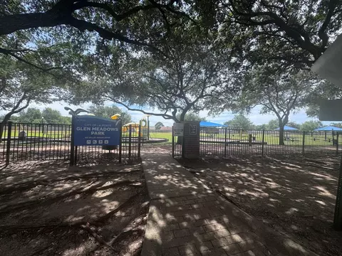 501 Valley Brook Dr, La Porte, TX 77571