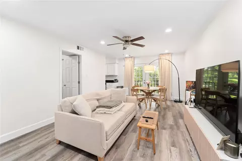 8223 Kingsbrook Rd #212, Houston, TX 77024