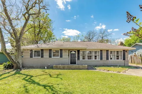 120 Palm Ln, Lake Jackson, TX 77566