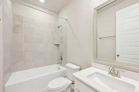 Bath - 2814 Clapbread Ln, Rosenberg, TX 77471 photo 2 of 4