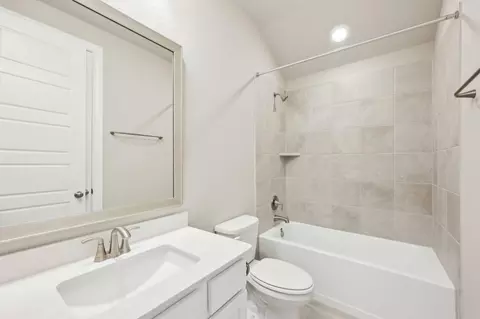 Bath - 2814 Clapbread Ln, Rosenberg, TX 77471 photo 1 of 4