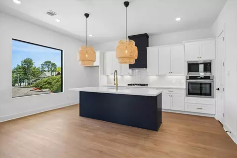 1327 W 22nd St, Houston, TX 77008