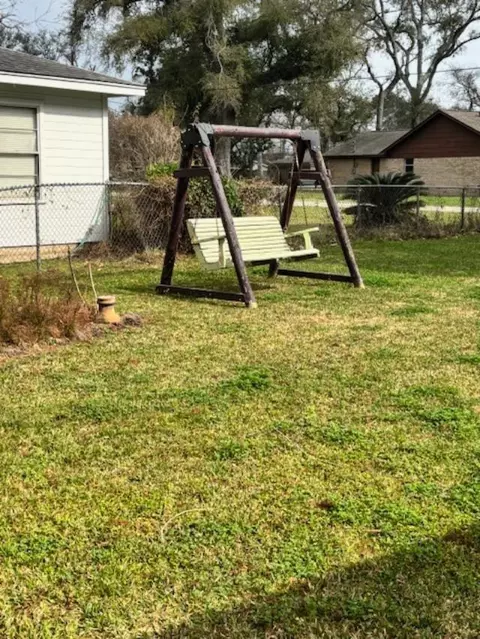 700 Wesley Drive Dr, Clute, TX 77531