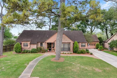 3014 Inwood Dr, Dickinson, TX 77539