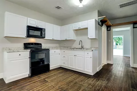 523 E Mulberry St, Angleton, TX 77515 photo 4