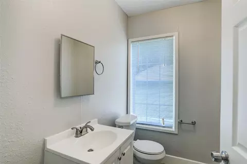 523 E Mulberry St, Angleton, TX 77515 photo 7