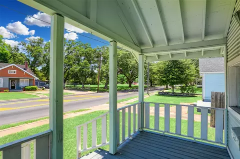 523 E Mulberry St, Angleton, TX 77515 photo 3