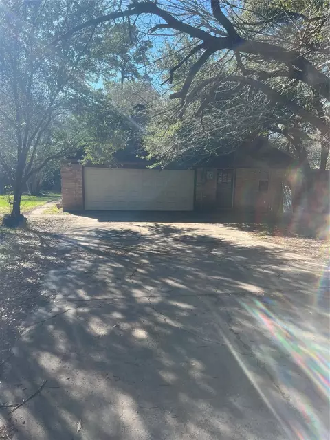1408 N Main St, Highlands, TX 77562