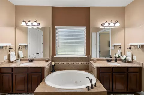 Bath - 5 Copper Cv, Conroe, TX 77304 photo 3 of 4