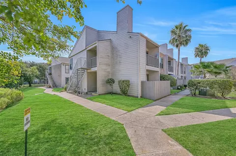3220 69th St #J1, Galveston, TX 77551
