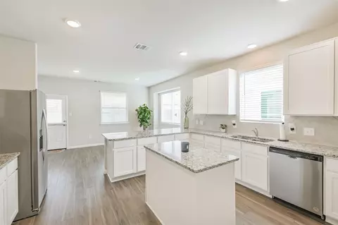Kitchen - 2424 Shellcracker Dr, Conroe, TX 77384 photo 4 of 8