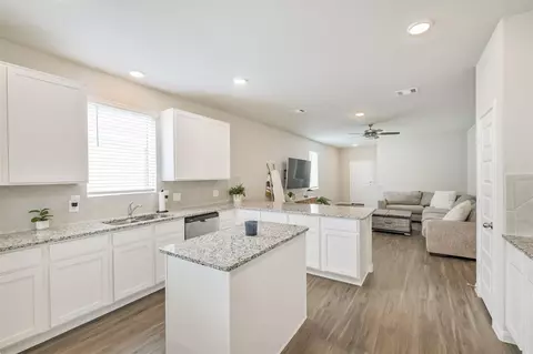 Kitchen - 2424 Shellcracker Dr, Conroe, TX 77384 photo 3 of 8