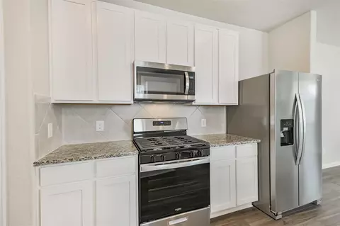 Kitchen - 2424 Shellcracker Dr, Conroe, TX 77384 photo 7 of 8