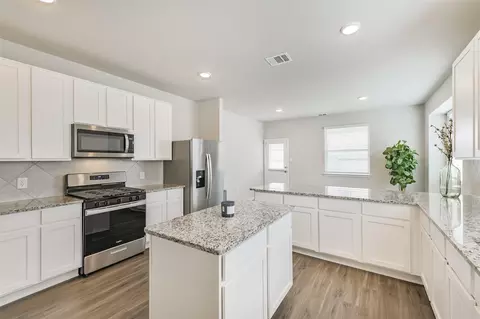 Kitchen - 2424 Shellcracker Dr, Conroe, TX 77384 photo 5 of 8