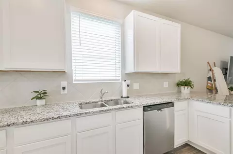 Kitchen - 2424 Shellcracker Dr, Conroe, TX 77384 photo 8 of 8