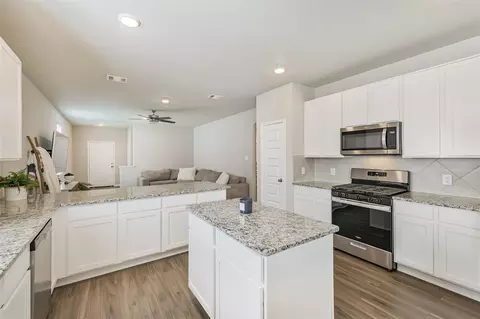 Kitchen - 2424 Shellcracker Dr, Conroe, TX 77384 photo 6 of 8
