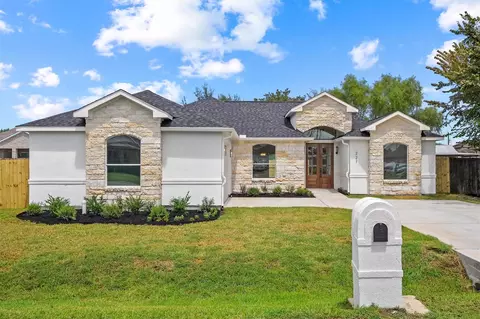 227 Manor Ave, Arcola, TX 77583