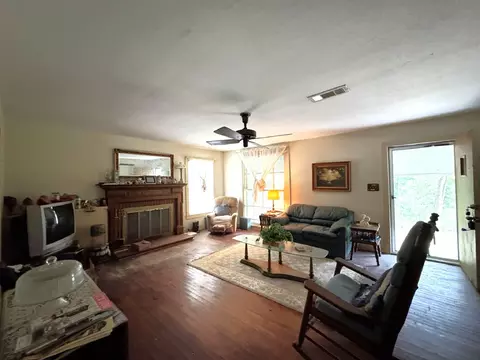 Living - 704 Elder St, Colmesneil, TX 75938 photo 2 of 2