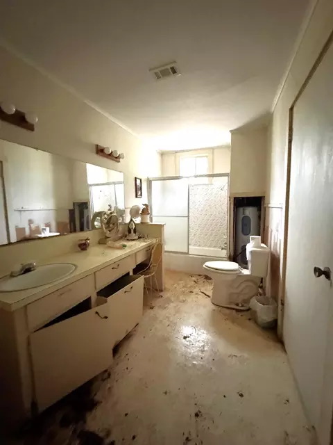 Bath - 704 Elder St, Colmesneil, TX 75938 photo 2 of 3