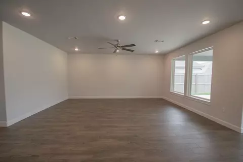 Living - 16 Greystone Ct, Angleton, TX 77515 photo 2 of 4