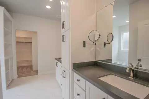 Bath - 16 Greystone Ct, Angleton, TX 77515 photo 2 of 6