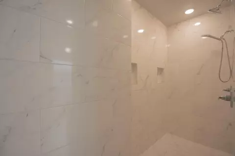 Bath - 16 Greystone Ct, Angleton, TX 77515 photo 4 of 6