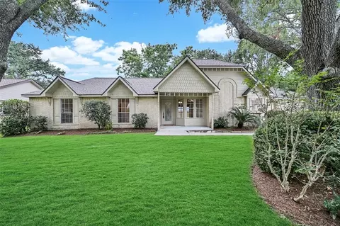 812 Sandringham Dr, Friendswood, TX 77546